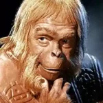 Zaius se ha enfadado con Yes Oui Bai porque quería una tipografía monoespaciada. Guiño cómico. Testimonios.