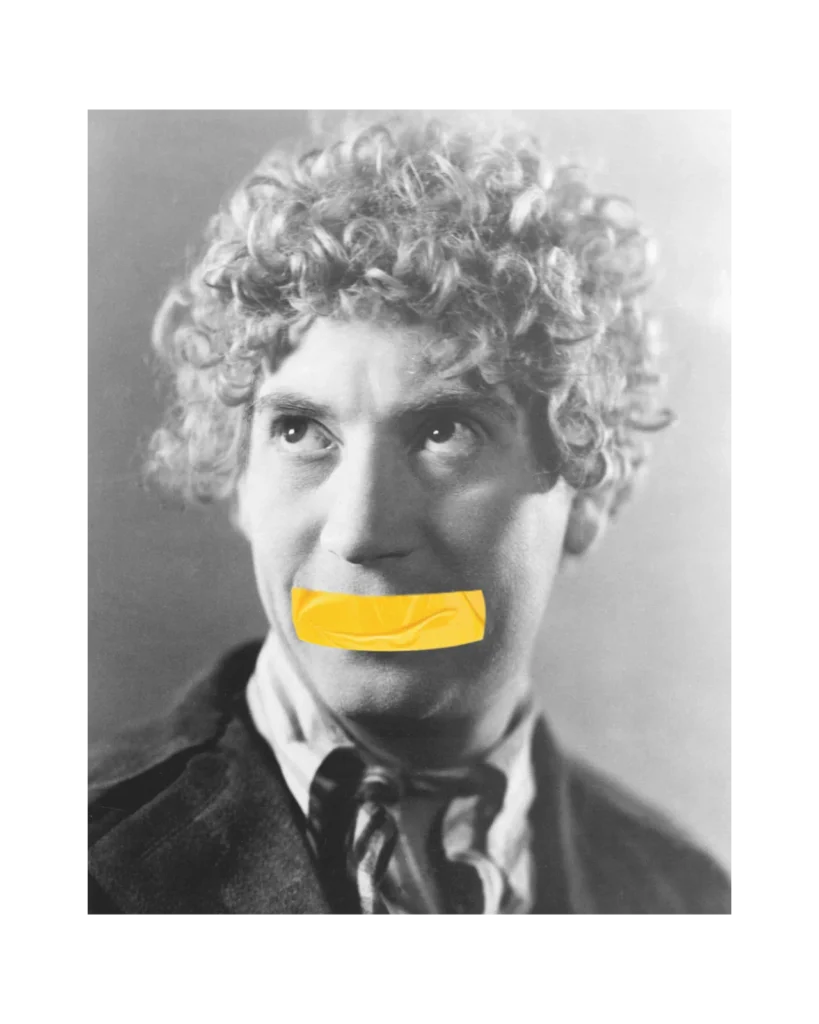Sátira de Harpo Marx con cinta amarilla en la boca. Amarillo Chitón. Yes Oui Bai